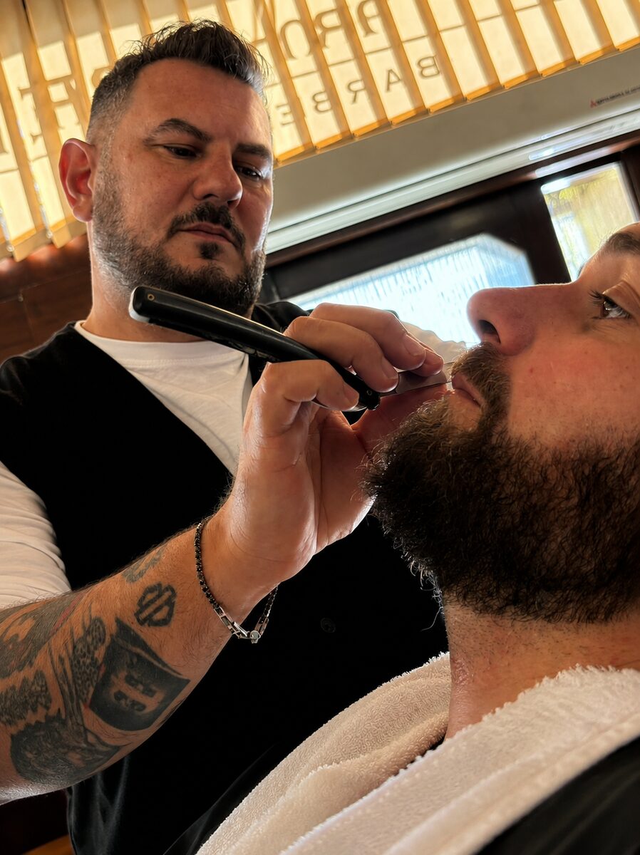 Federico di Robert Barber Shop al lavoro