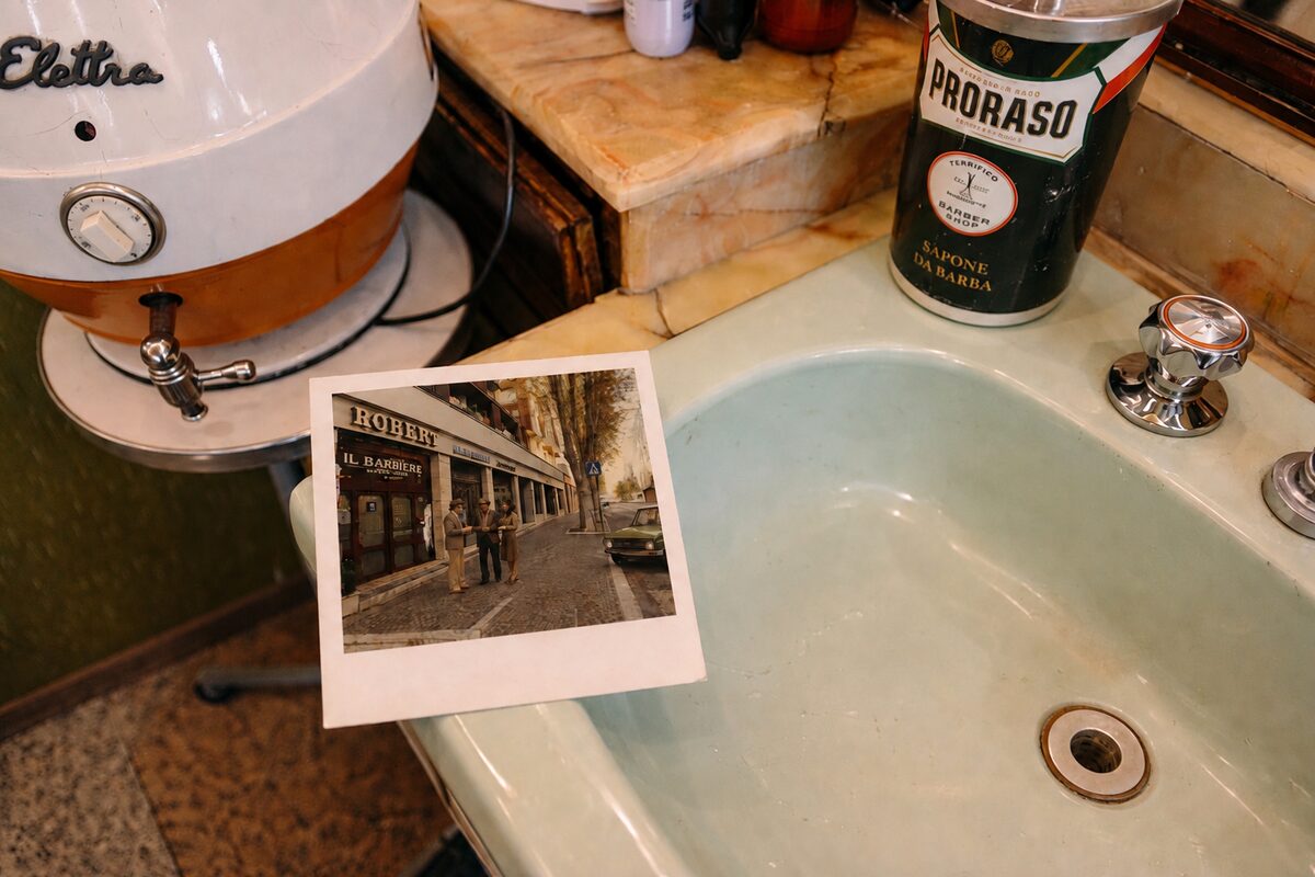 Dettaglio storico di Robert Barber Shop con una vecchia fotografia della barberia