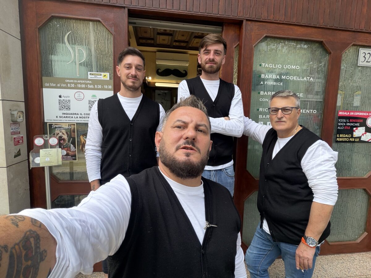 Il team di Robert Barber Shop davanti alla barberia di Viale Beethoven 32
