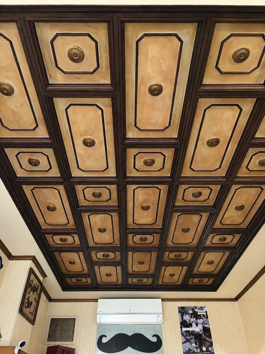 Dettaglio del soffitto storico di Robert Barber Shop